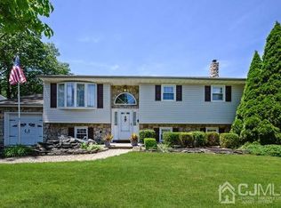 7 Locust Ave, Middlesex, NJ 08846