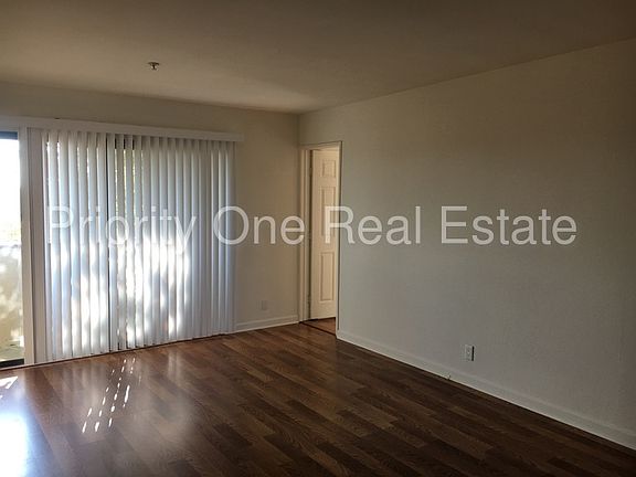 4th image of 4041 Oakcrest Dr Unit 404