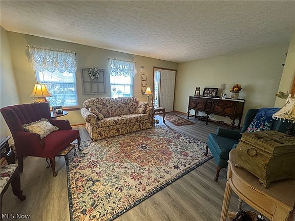 4th image of 190 Steele Ave