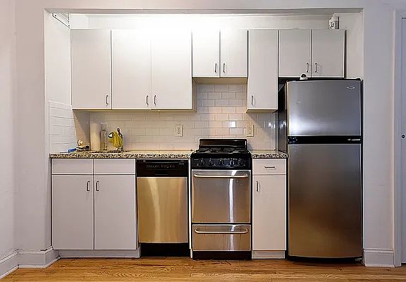 5th image of 226 W 15th St APT 1C