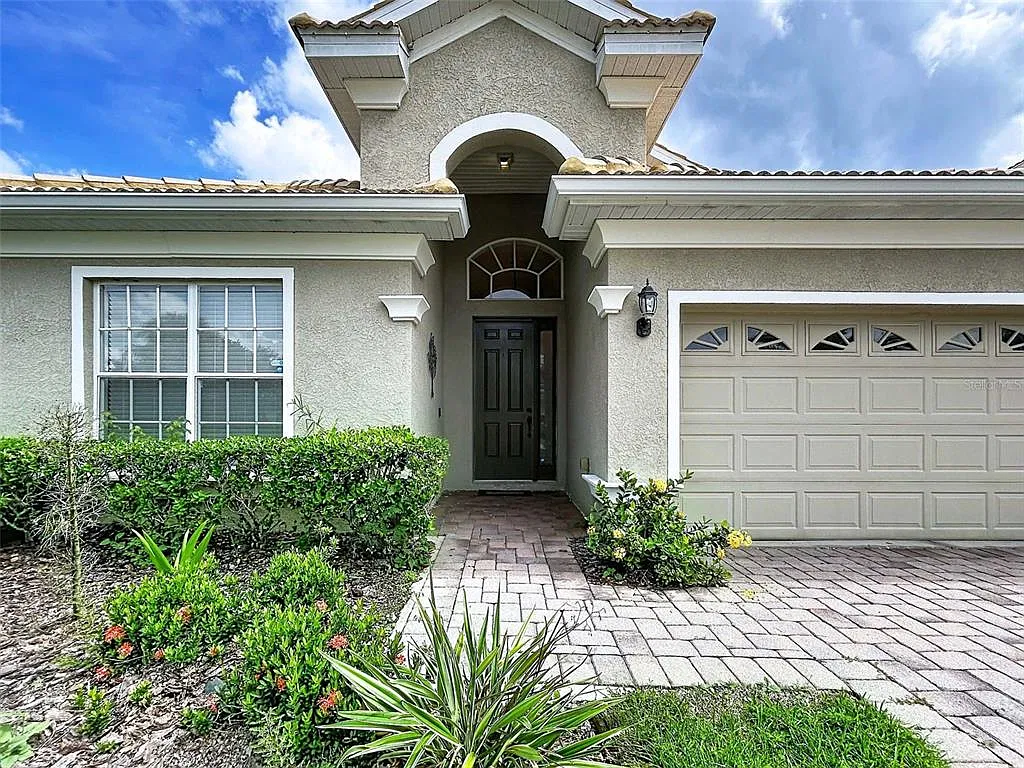 3 bed, 2.0 bath, 2023 sqft, $2,700 — Photo 3
