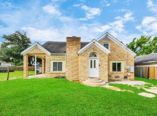 909 S Victory Dr, Houston, TX 77088