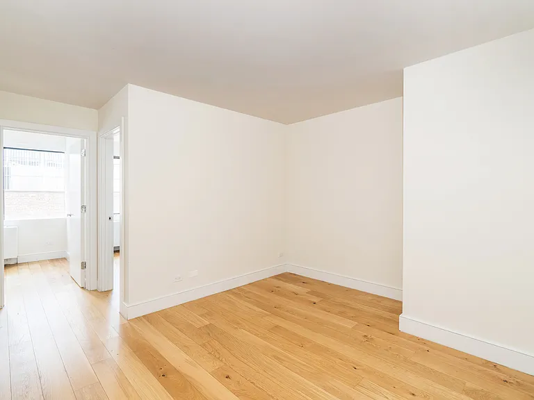 230 E 44th St #7A — Photo 4