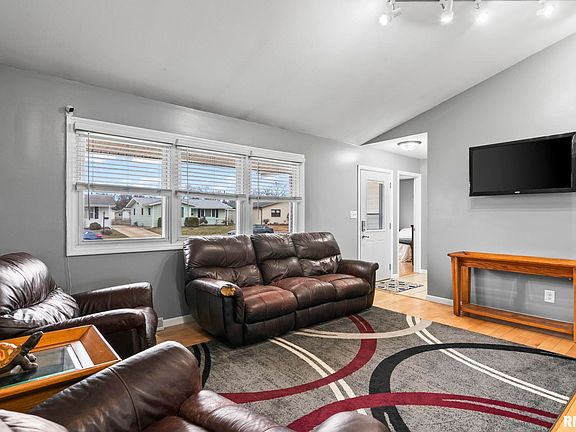 4th image of 2264 E Eleanor Ave