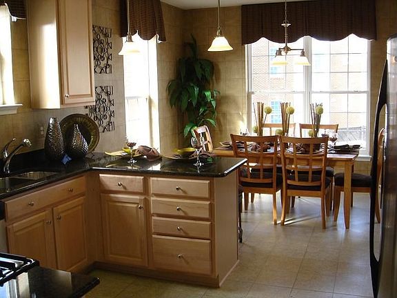 Grand kitchen w. Sunroom