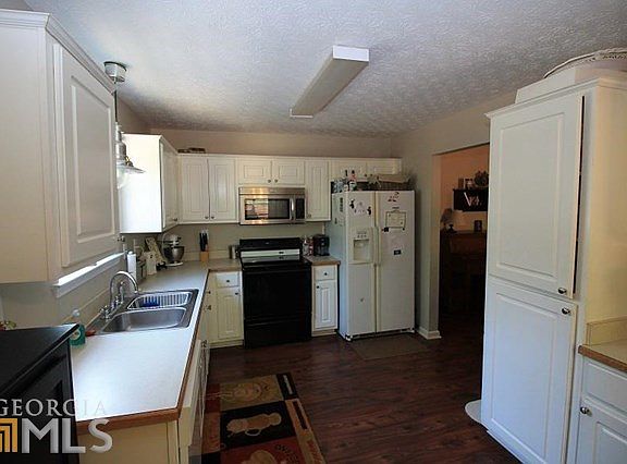 Kitchen from breakfast area