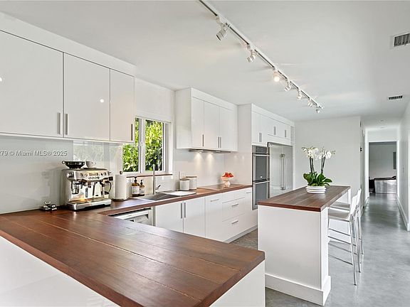 4th image of 4001 Monserrate St