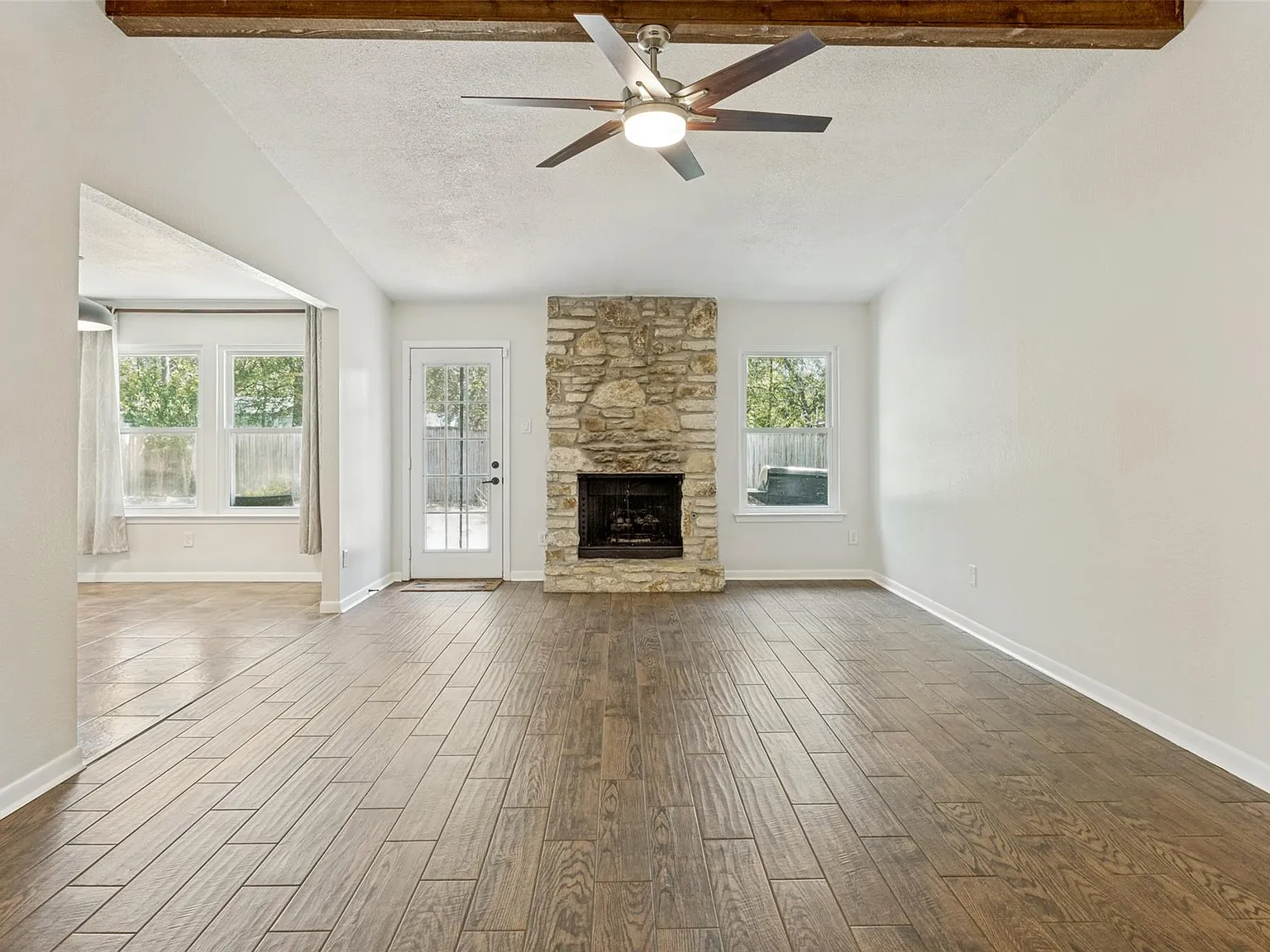 3 bed, 2.0 bath, 1643 sqft, $2,500 — Photo 2