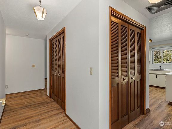 4th image of 334 Thunderbird Court SE