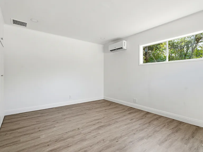 3240 Mills Ave — Photo 13
