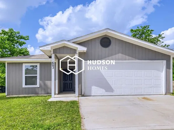 602 E 15th St, Bonham, TX 75418