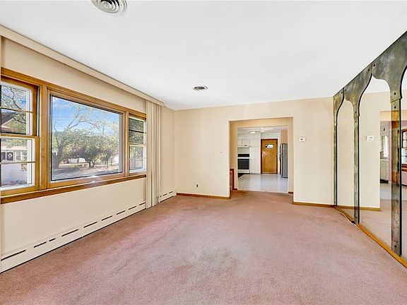 4th image of 328 Stanley Ave