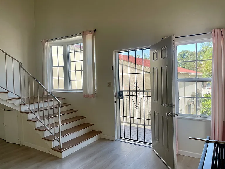 1046 N Crescent Heights Blvd — Photo 3