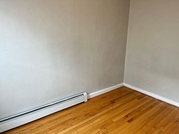 3rd image of 16 Westervelt Pl APT 4