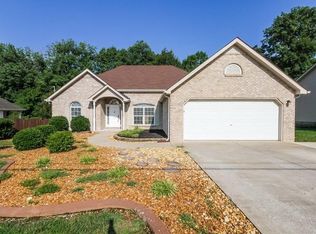 353 Clearlake Dr, La Vergne, TN 37086