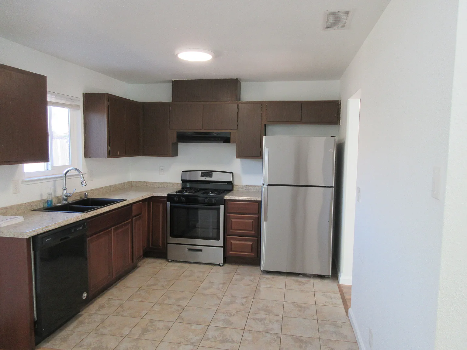 3 bed, 960 sqft, $2,400 — Photo 4