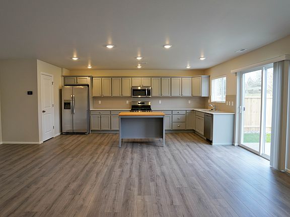 Kitchen with walk-in pantry and breakfast island