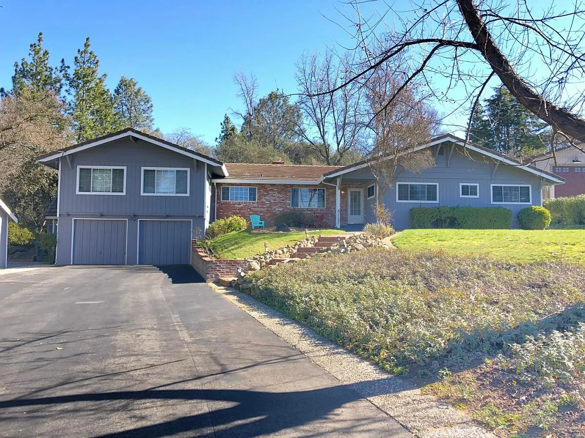 8147 N Lake Cir photo 1