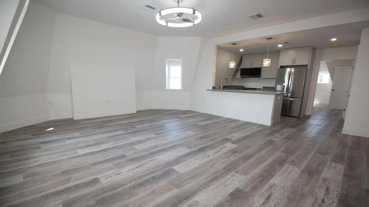 2 bed, 900 sqft, $3,900 — Photo 3