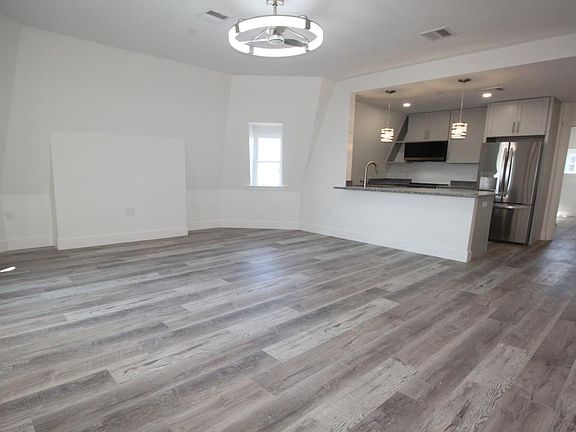 3rd image of 525 E Broadway #3
