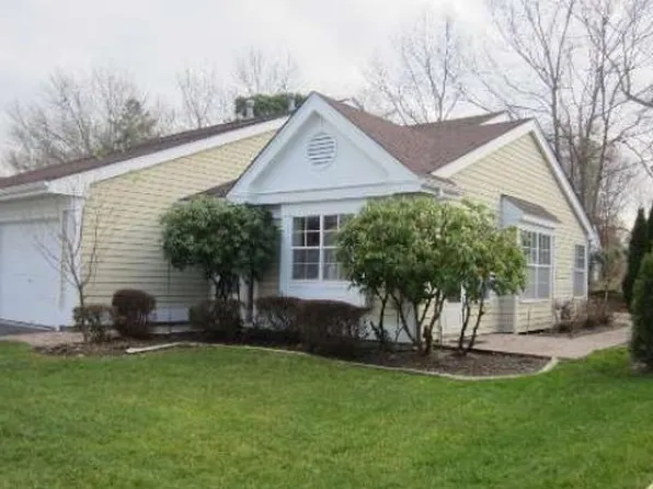 3 Huntington Ct, Ridge, NY 11961