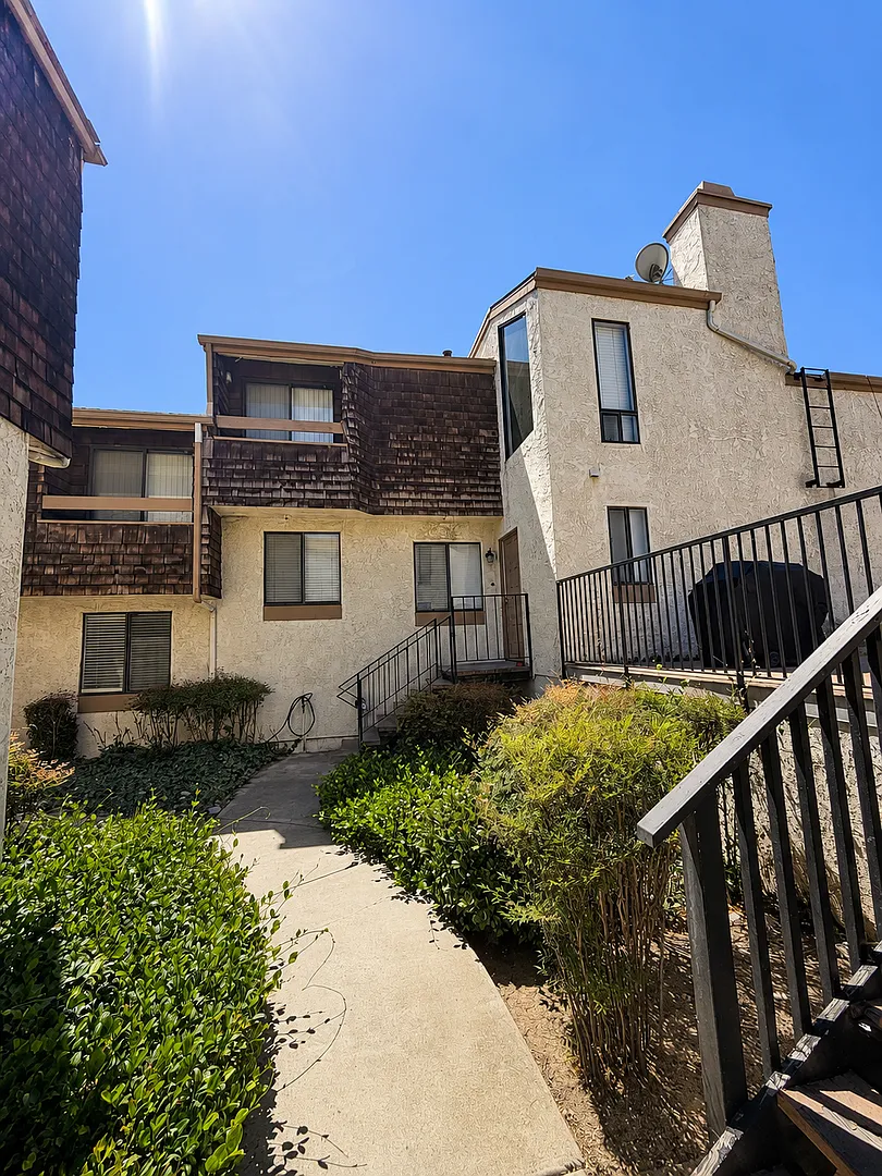 2 Bedroom Condo with 2 Car Garage in La Habra — Photo 1