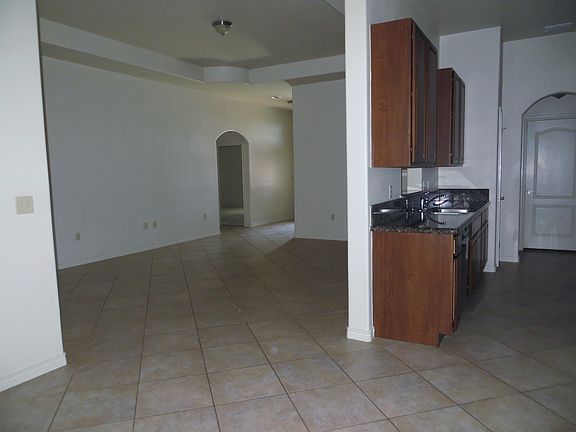 3rd image of 2561 Windsor Pl