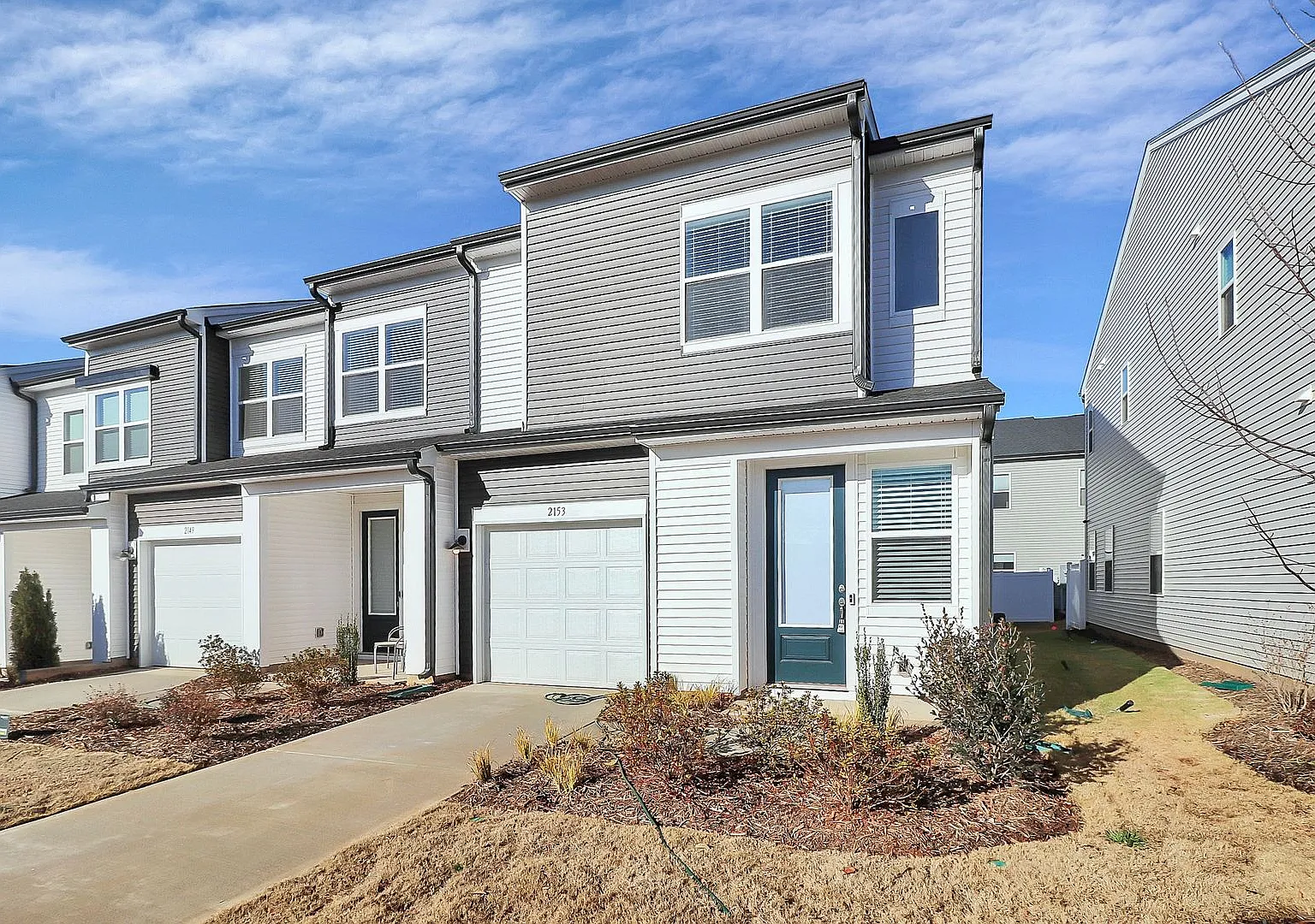 Beautiful Three Bedroom Townhome in Fifteen Cannon Community! — Photo 1