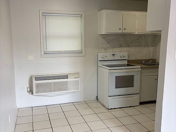 5th image of 2801 Vicksburg St APT 3