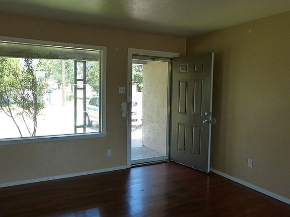3rd image of 125 E Plaza Dr