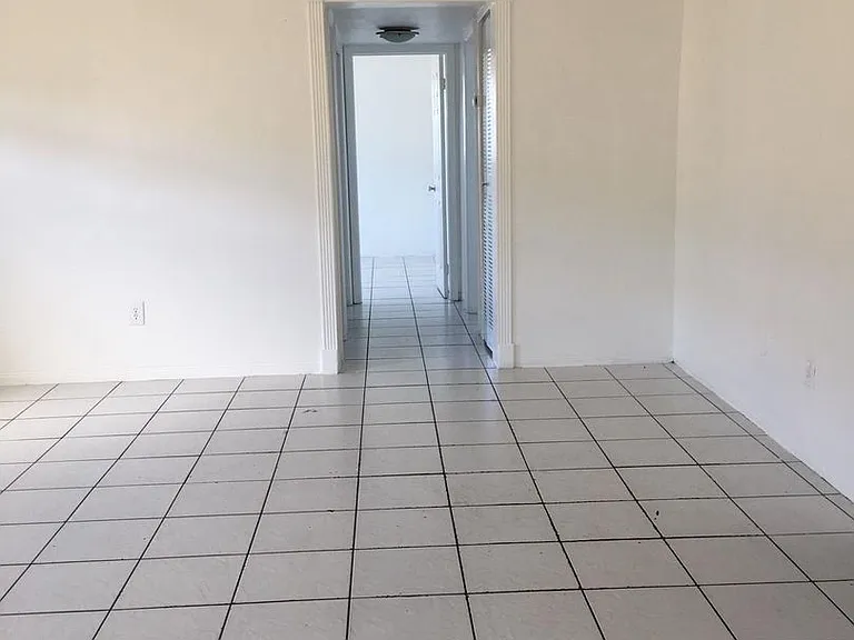 Jaclyn Apartments — Photo 33