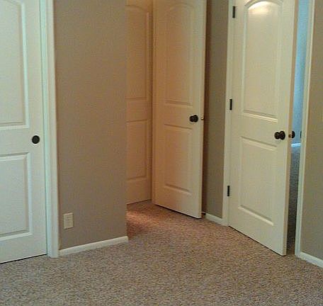 master/separate bath entranc