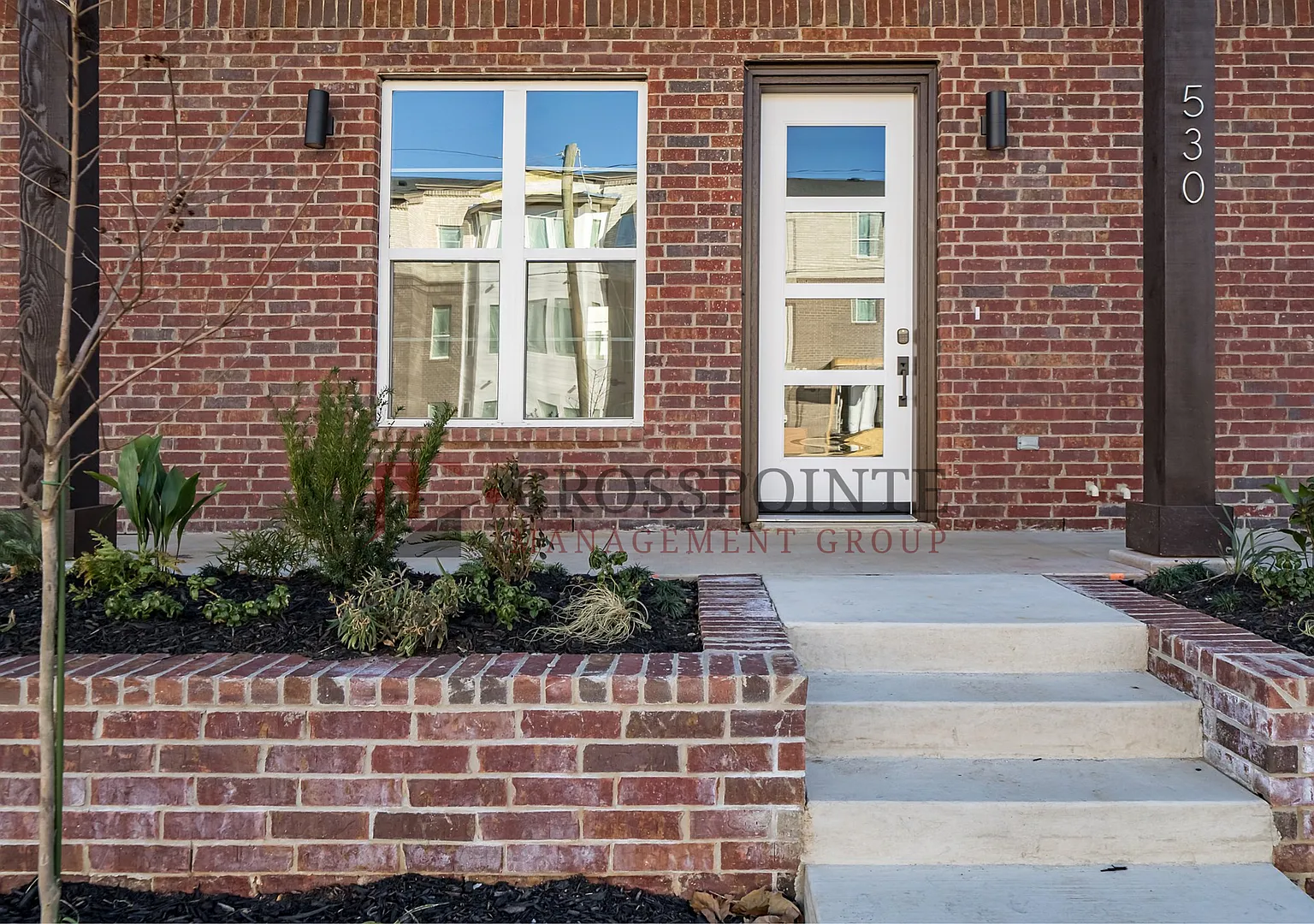 Luxury 3 bedroom, 3.5 Bath, 2 Car Garage Townhome- Fully Furnished! — Photo 2