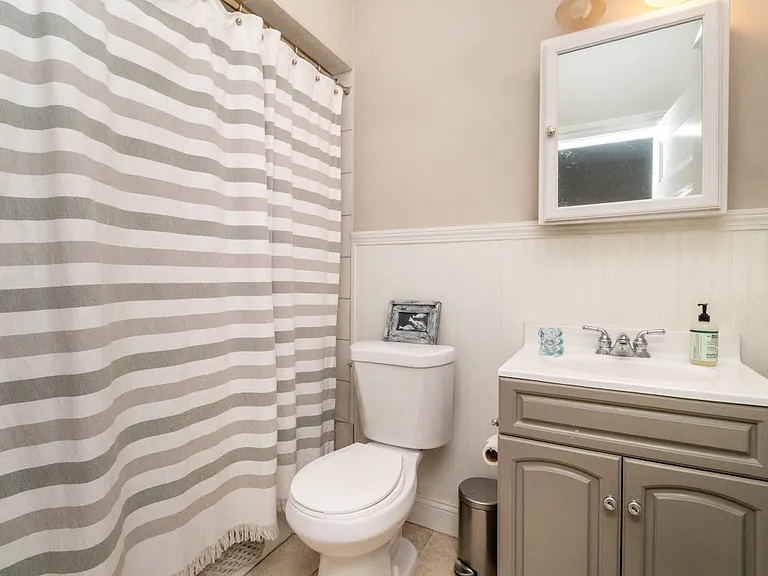 1046 Adams St #1 — Photo 9