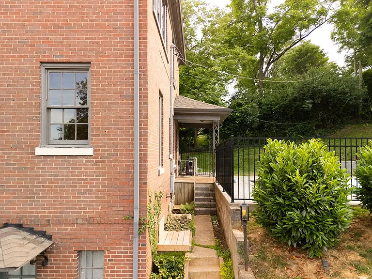 290 Long Crescent Dr — Photo 15