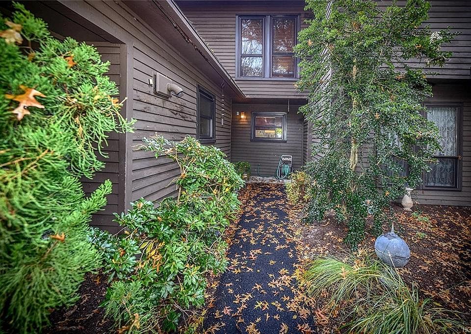 1st image of 64 Pond View Ct