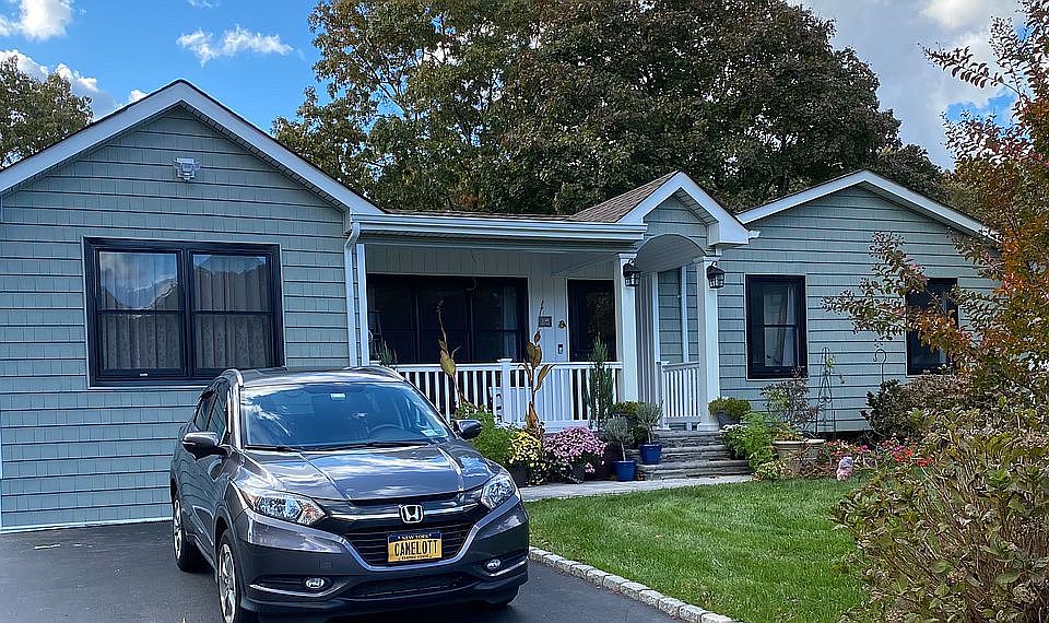 2nd image of 150 Oak St