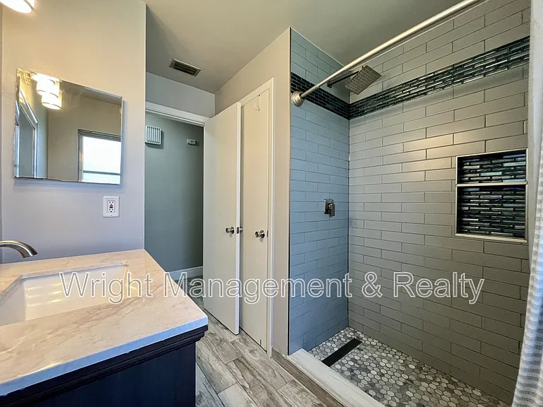 2323 Surrey Ln — Photo 15