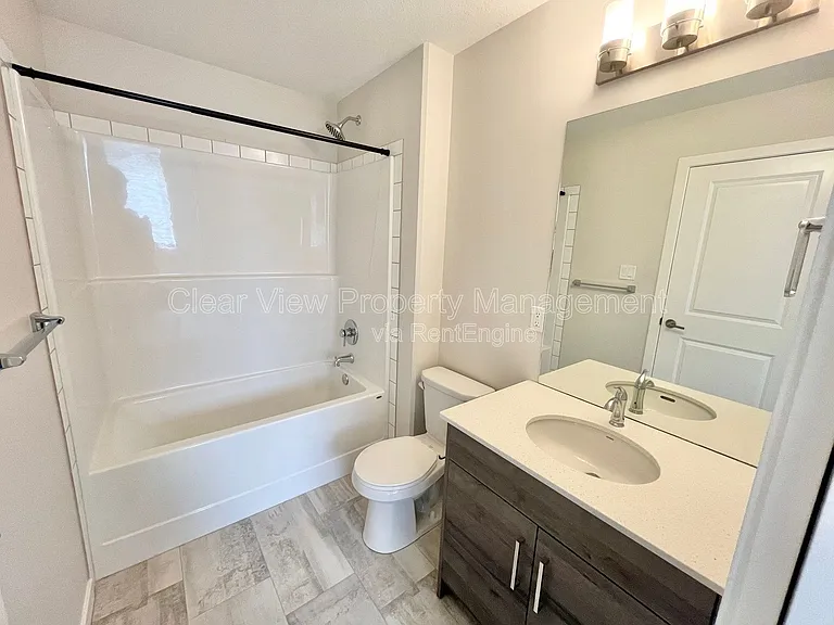 90 Sunridge Blvd W #UPPER LEVEL — Photo 16