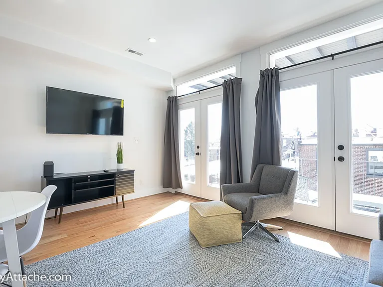 631 Constitution Ave NE — Photo 7