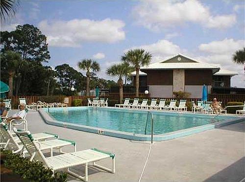 4th image of 803 SE Camelot Gardens Blvd