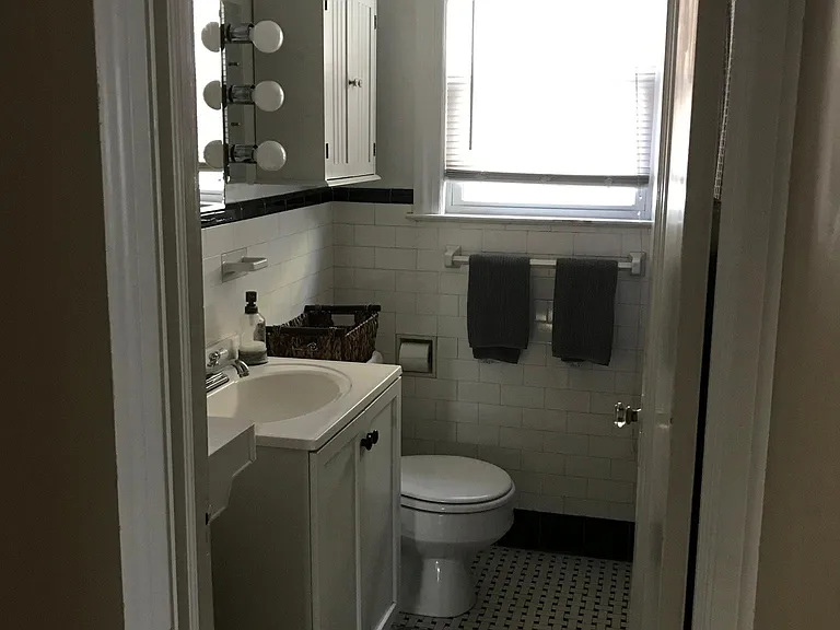 399 Quaker Ln S — Photo 11