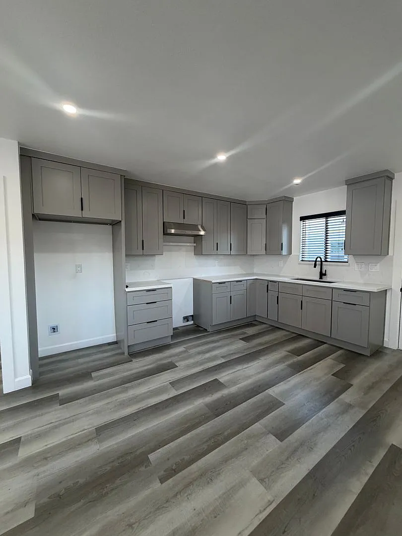Remodeled 2 Bedroom 1 Bath Apartment With Garage — Photo 2