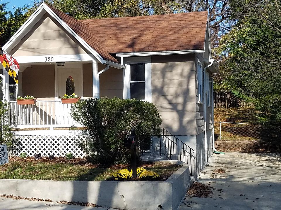 Front of home with driveway.