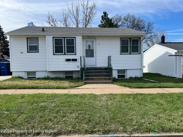 329 6th St W, Dickinson, ND 58601