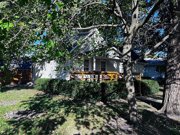 4th image of 302 S Elm St