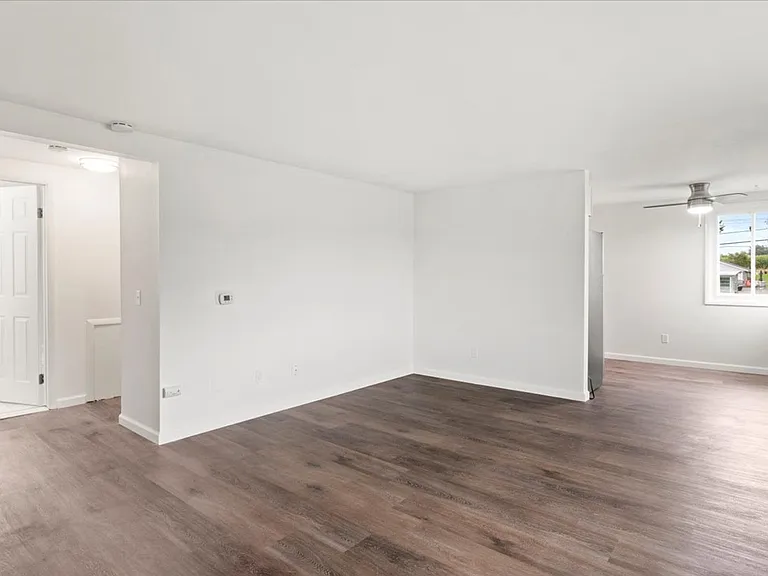 Burke Crest Apartments — Photo 11