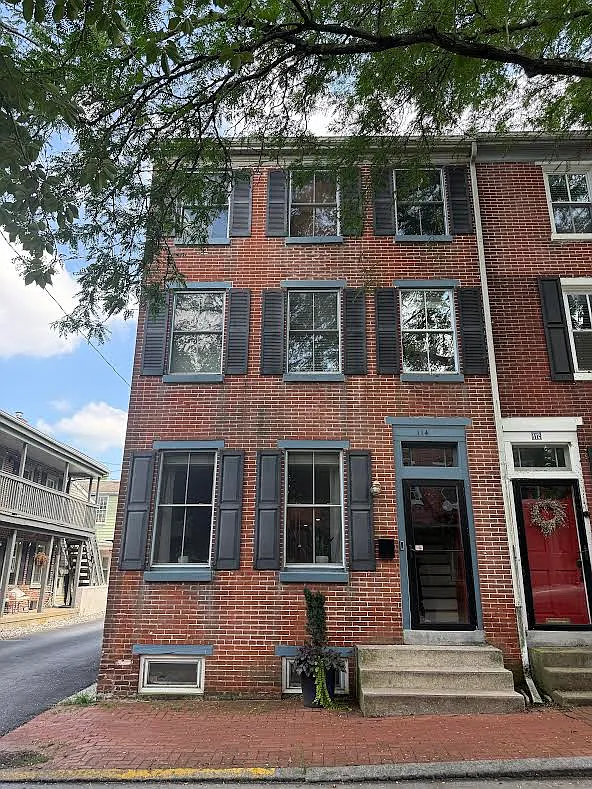 3 bed, 1642 sqft, $4,150 — Photo 1