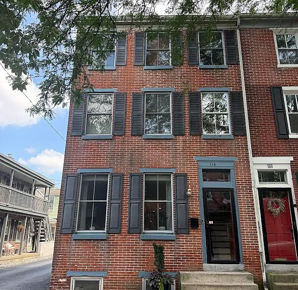 114 E Barnard St — Photo 1