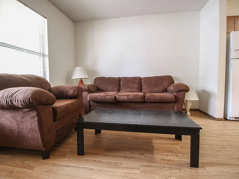 506 W Elm St — Photo 2